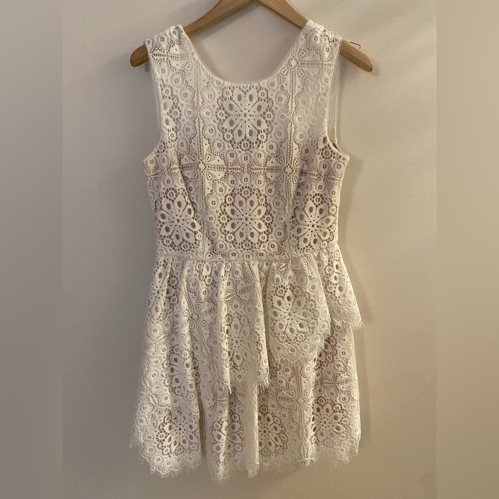 BCBGMaxAzria Charlee Tiered Lace White Sleeveless Mini Dress size 8 - Picture 3 of 6